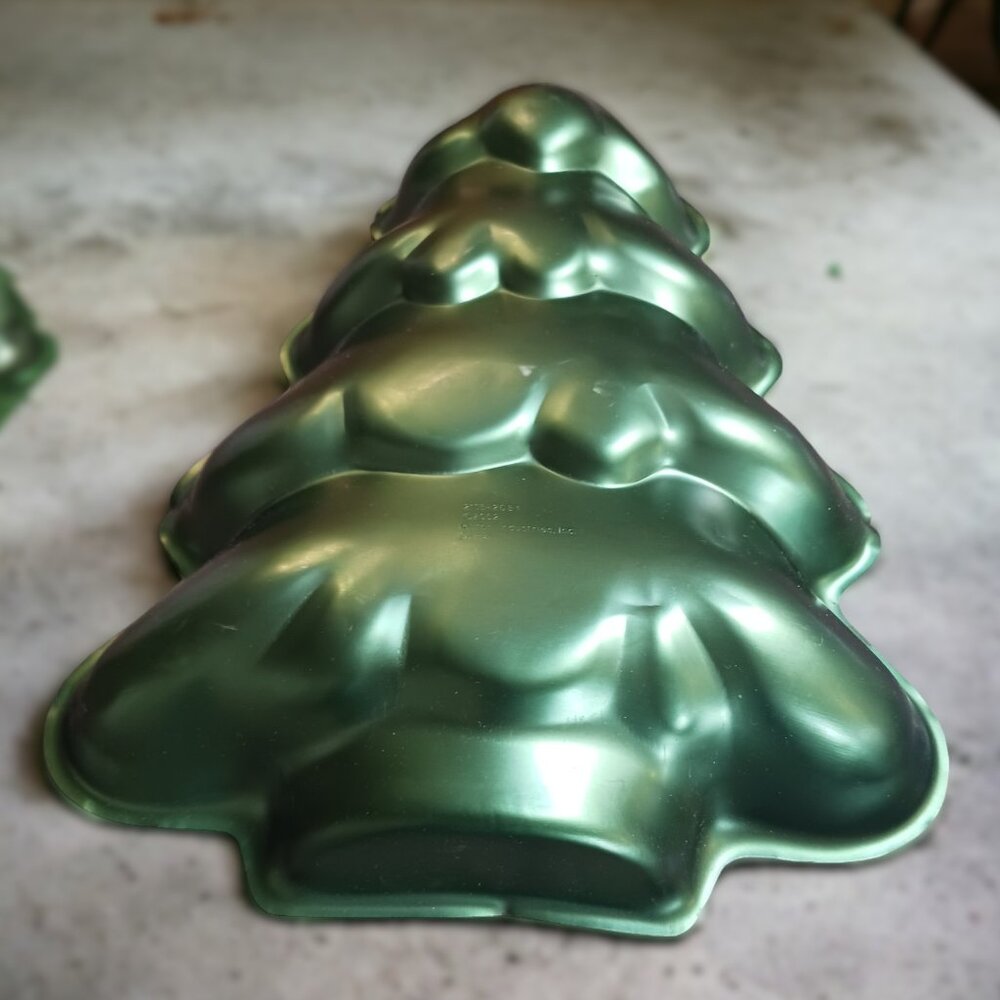 Vintage Wilton 2005 Green Aluminum Christmas Tree Cake Pan Baking Mold # 2105- …